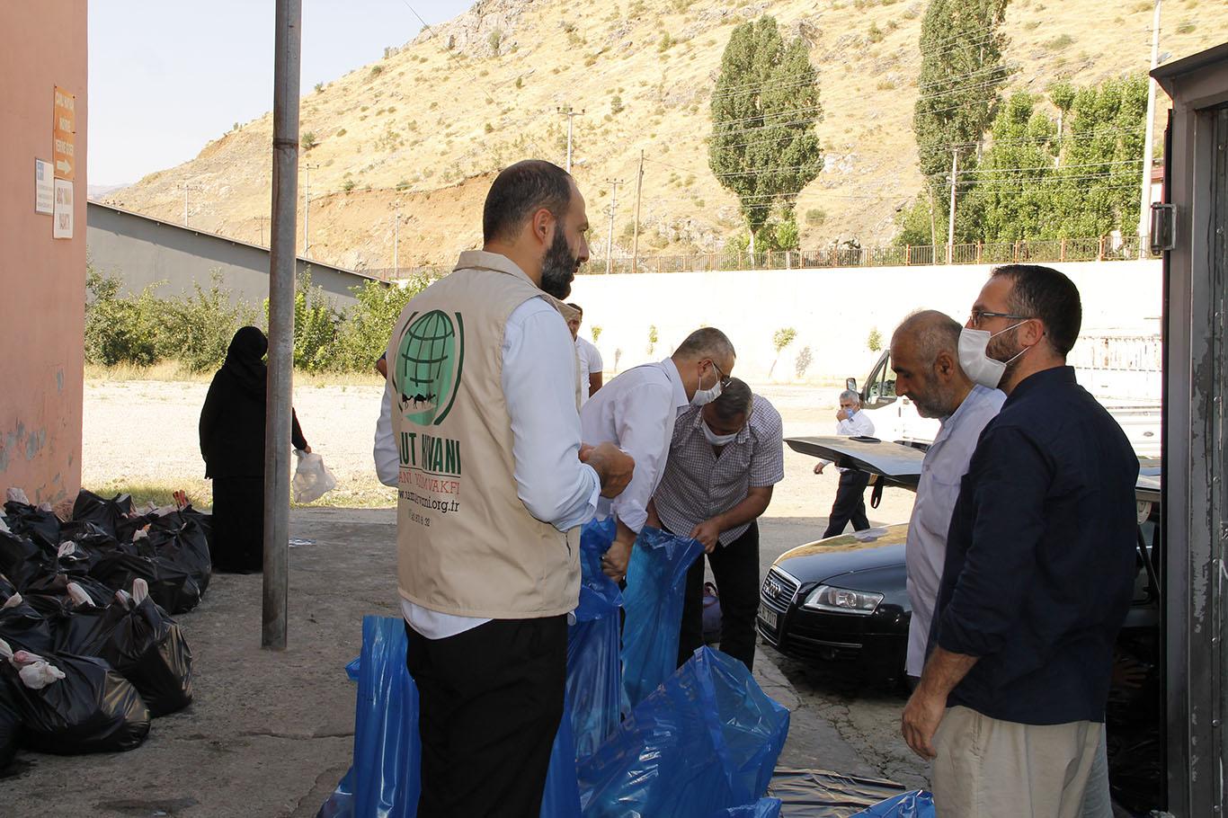 Bitlis Umut Kervanı yüzlerce aileye kurban etini ulaştırdı